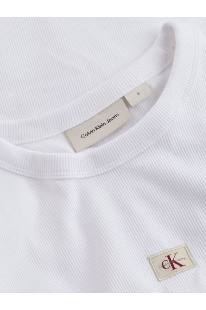 Detal stylizacja damski t-shirt woven label rib fitted calvin klein jeans J20J225245 Detal stylizacja damski t-shirt woven label rib fitted calvin klein jeans J20J225245