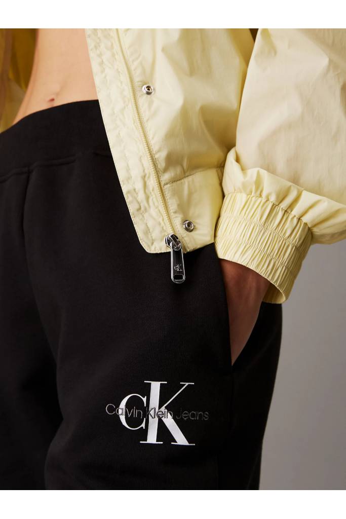 Detal stylizacja damskie spodnie dresowe monologo jog calvin klein jeans J20J225354 Detal stylizacja damskie spodnie dresowe monologo jog calvin klein jeans J20J225354