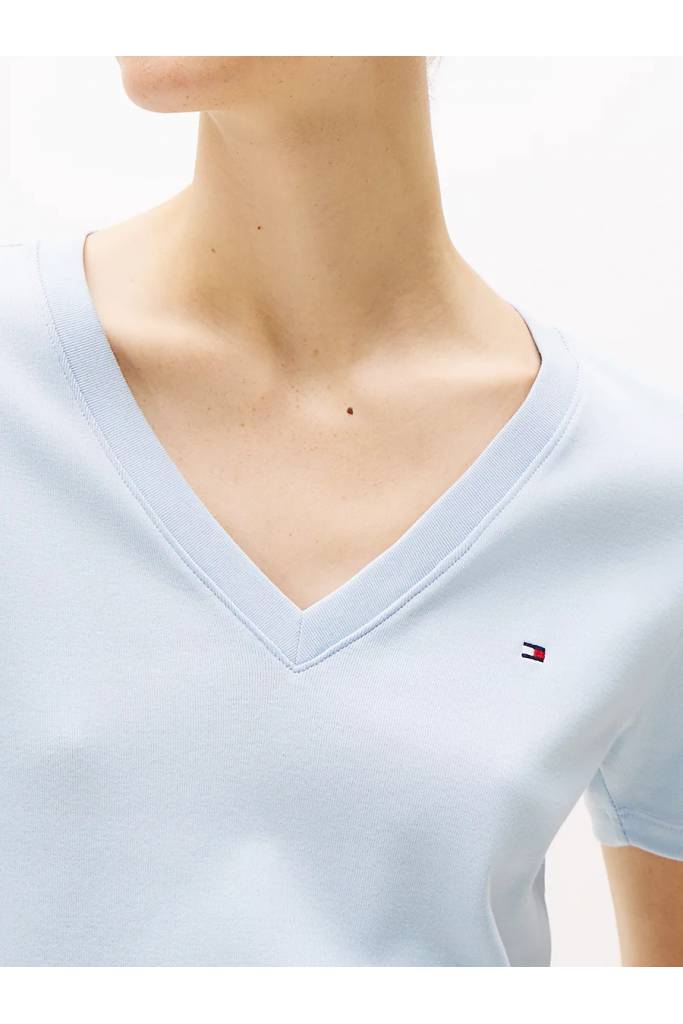 Detal stylizacja damski t-shirt w serek new cody tommy hilfiger WW0WW40584 Detal stylizacja damski t-shirt w serek new cody tommy hilfiger WW0WW40584