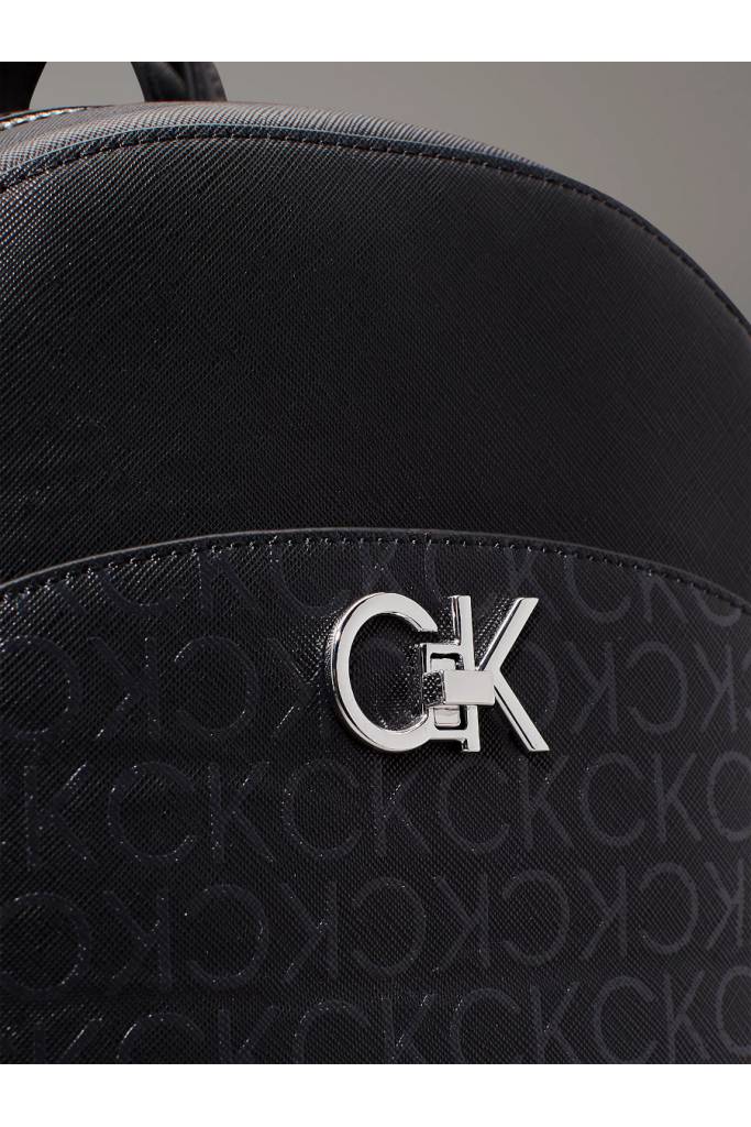 Detal stylizacja damski plecak re-lock dome mono calvin klein K60K612540