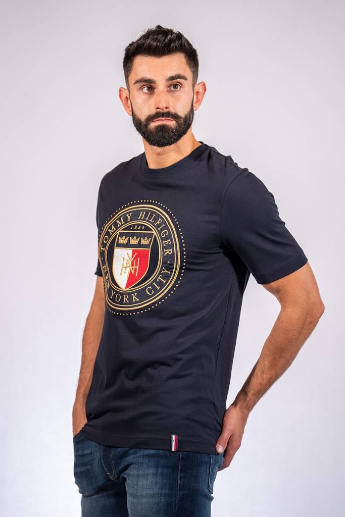 Detal stylizacja tommy hilfiger t-shirt cilcural shield MW0MW14323 Detal stylizacja tommy hilfiger t-shirt cilcural shield MW0MW14323