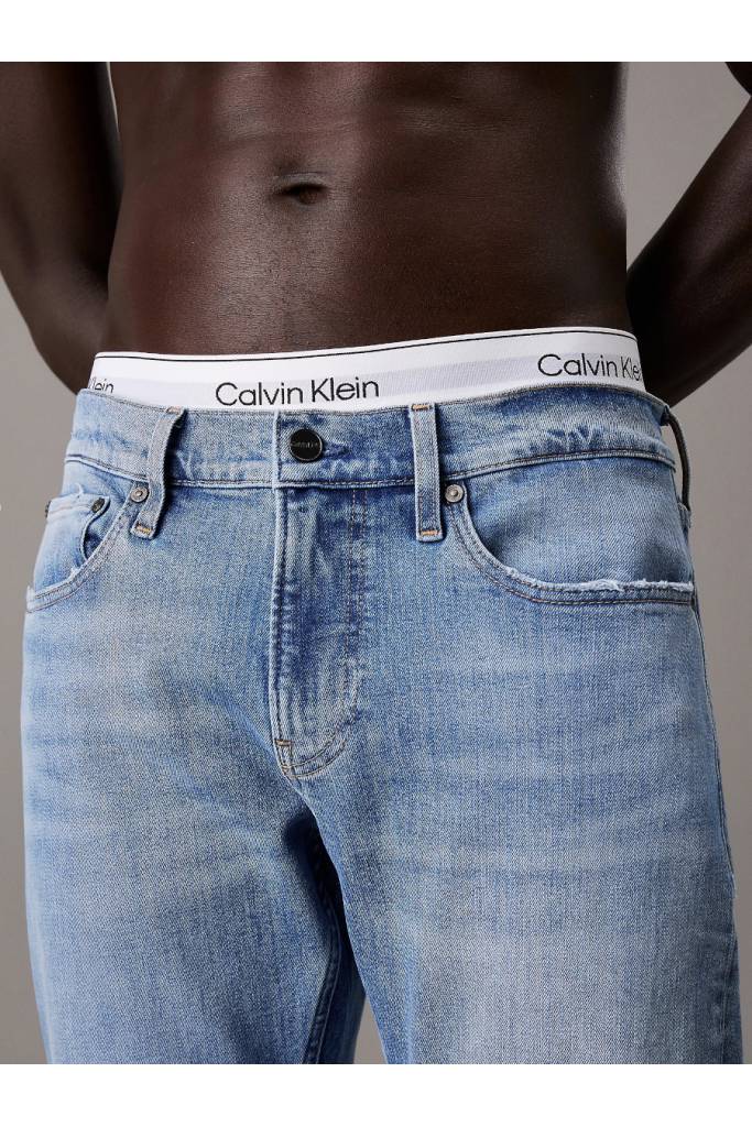 Detal stylizacja męskie jeansy slim light blue calvin klein K10K114059 Detal stylizacja męskie jeansy slim light blue calvin klein K10K114059
