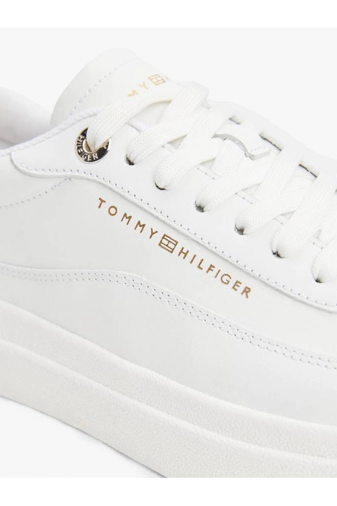 Detal stylizacja damskie sneakersy skórzane modern court tommy hilfiger FW0FW08800 Detal stylizacja damskie sneakersy skórzane modern court tommy hilfiger FW0FW08800