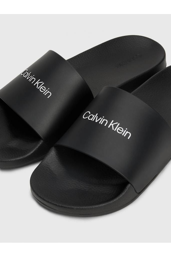 Detal stylizacja męskie klapki pool slide rubber calvin klein HM0HM00455 Detal stylizacja męskie klapki pool slide rubber calvin klein HM0HM00455