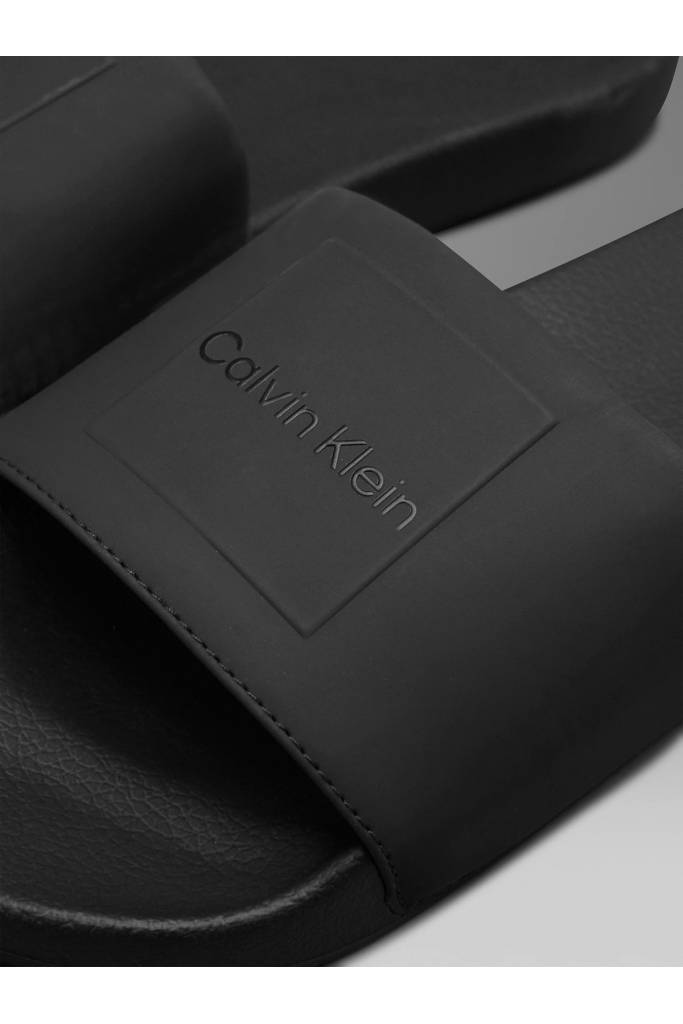 Detal stylizacja męskie klapki santorini pool slide square calvin klein HM0HM01754 Detal stylizacja męskie klapki santorini pool slide square calvin klein HM0HM01754