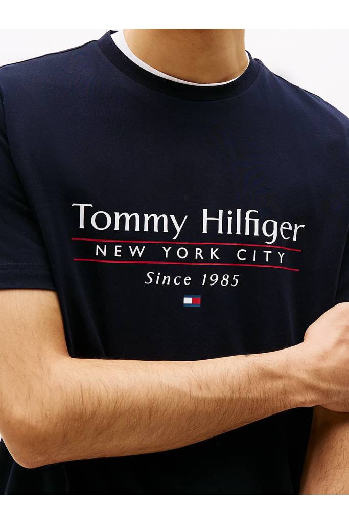 Detal stylizacja męski t-shirt center stack tommy hilfiger MW0MW38621 Detal stylizacja męski t-shirt center stack tommy hilfiger MW0MW38621
