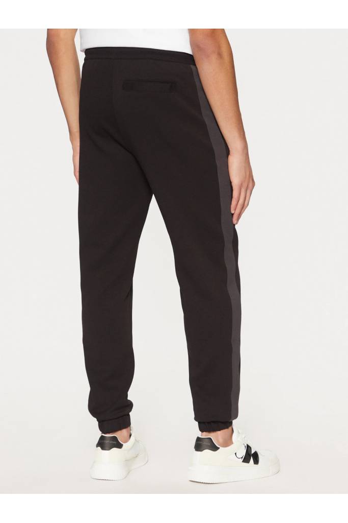 Tył męskie spodnie dresowe logo tape calvin klein jeans J30J327243 Tył męskie spodnie dresowe logo tape calvin klein jeans J30J327243