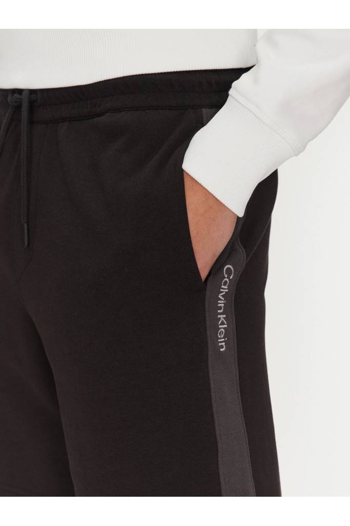 Detal stylizacja męskie szorty dresowe logo tape calvin klein jeans J30J327246 Detal stylizacja męskie szorty dresowe logo tape calvin klein jeans J30J327246