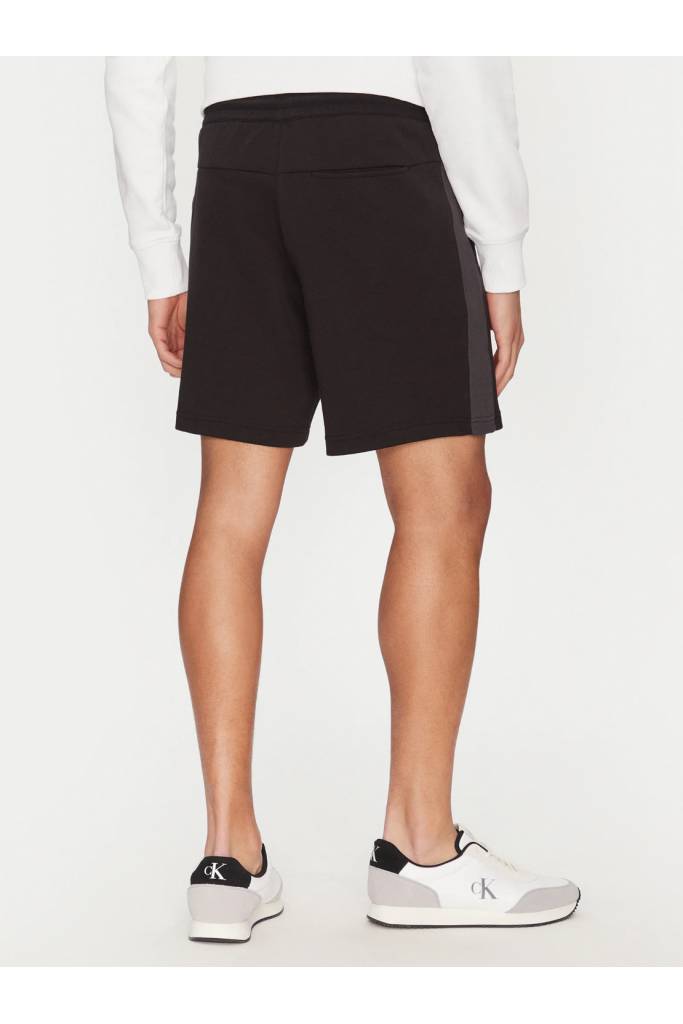 Tył męskie szorty dresowe logo tape calvin klein jeans J30J327246 Tył męskie szorty dresowe logo tape calvin klein jeans J30J327246