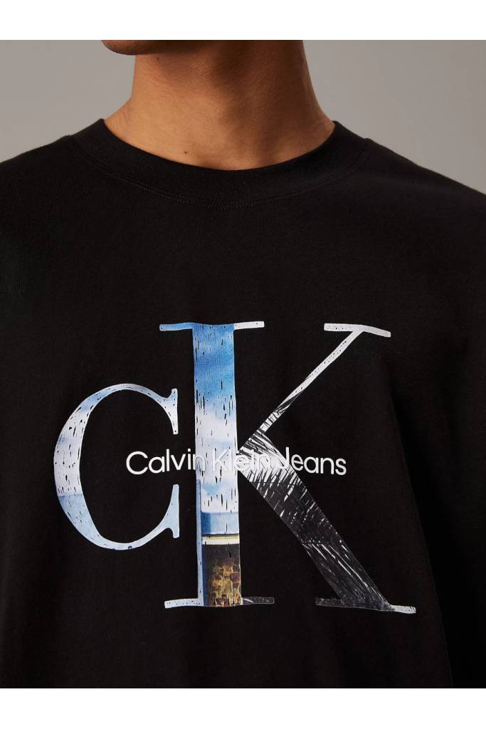 Detal stylizacja męski t-shirt photo monogram calvin klein jeans J30J327483 Detal stylizacja męski t-shirt photo monogram calvin klein jeans J30J327483