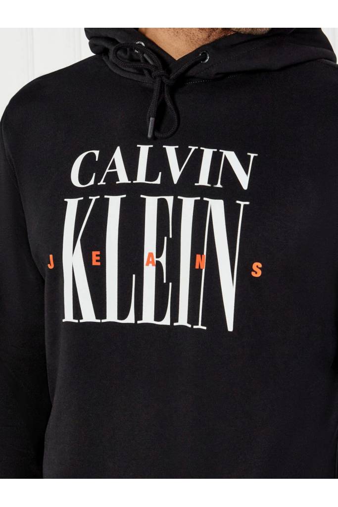 Detal stylizacja męska bluza z kapturem serif font graphic calvin klein jeans J30J327520
