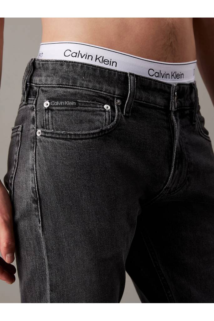 Detal stylizacja męskie jeansy slim calvin klein jeans J30J327154