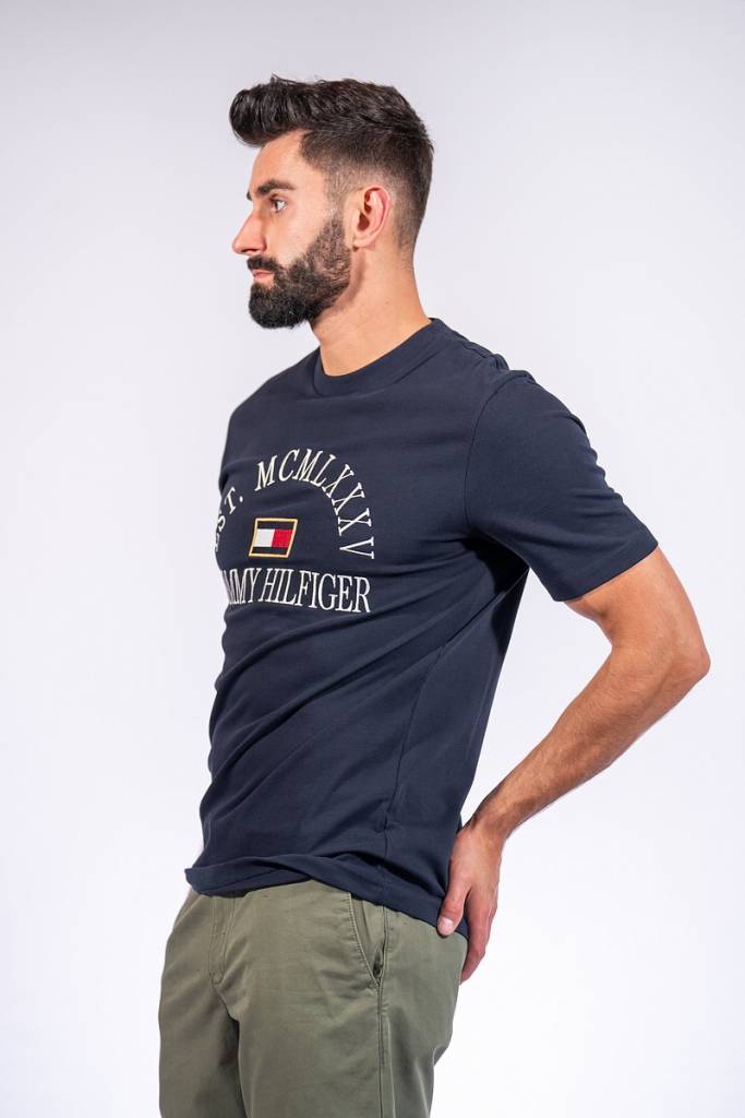 Detal stylizacja tommy hilfiger t-shirt college flag MW0MW15330 Detal stylizacja tommy hilfiger t-shirt college flag MW0MW15330