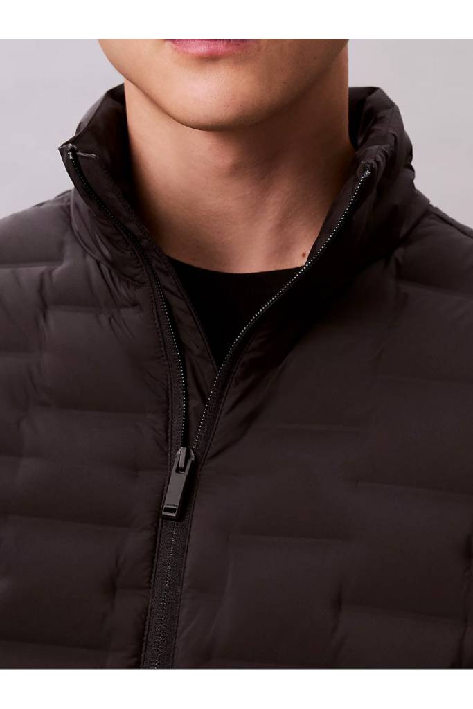Detal stylizacja męska kurtka puchowa quilted packable puffer calvin klein LV04LD520G Detal stylizacja męska kurtka puchowa quilted packable puffer calvin klein LV04LD520G