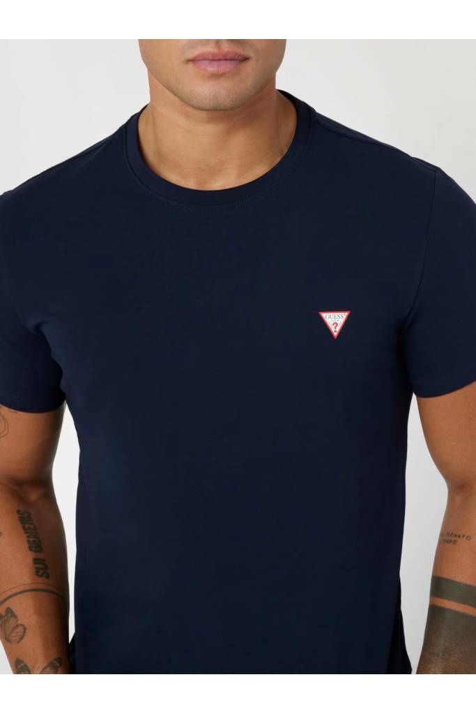 Detal 3 męski t-shirt core z mini logo guess M2YI24 J1314 Detal 3 męski t-shirt core z mini logo guess M2YI24 J1314