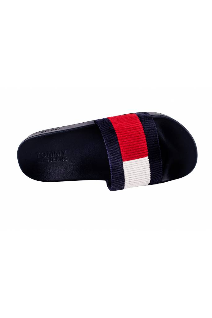 Detal stylizacja tommy hilfiger klapki corduroy flag EM0EM00559 Detal stylizacja tommy hilfiger klapki corduroy flag EM0EM00559