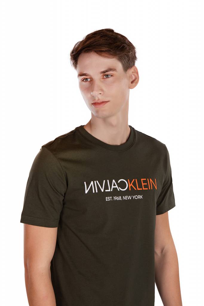 Detal stylizacja calvin klein t-shirt text reverse front logo K10K106402 Detal stylizacja calvin klein t-shirt text reverse front logo K10K106402