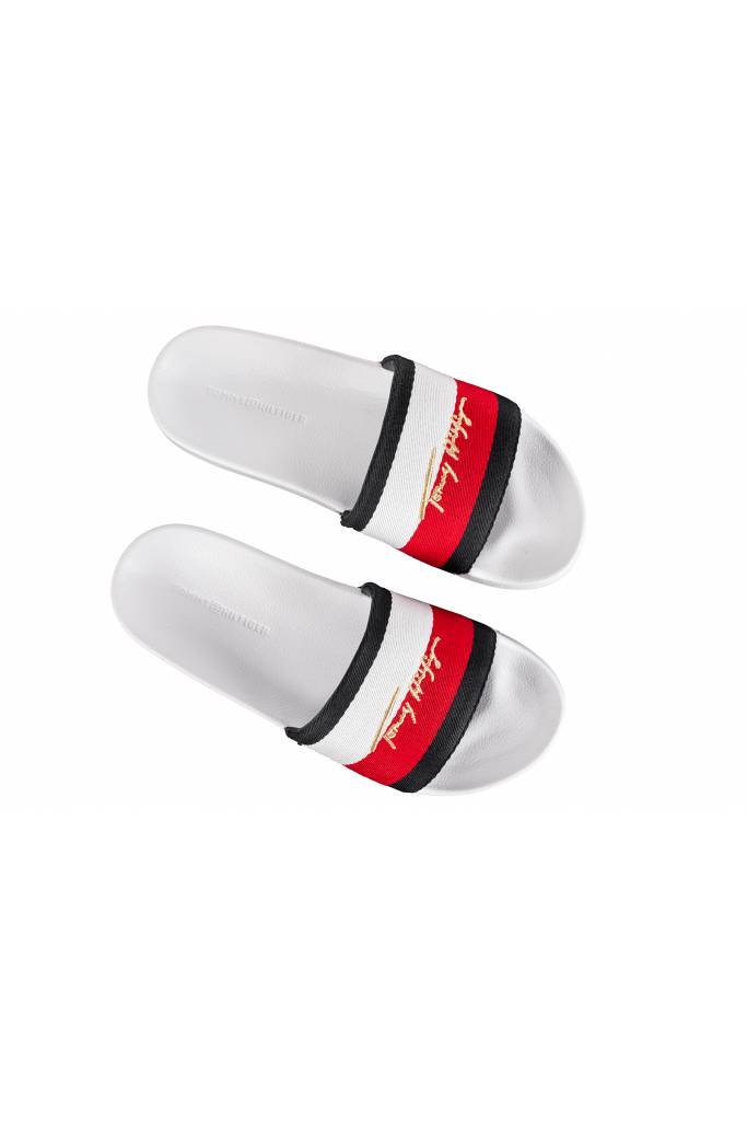Detal stylizacja tommy hilfiger klapki signature pool FW0FW05151 Detal stylizacja tommy hilfiger klapki signature pool FW0FW05151