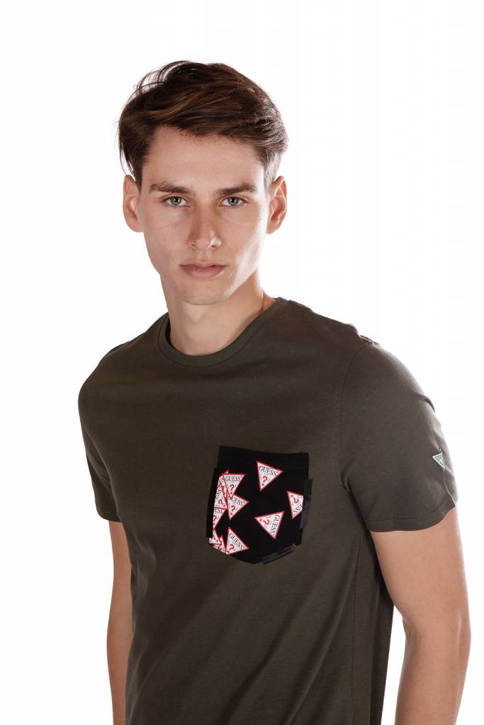 Detal stylizacja guess t-shirt multitude M0YI59 I3Z11 Detal stylizacja guess t-shirt multitude M0YI59 I3Z11