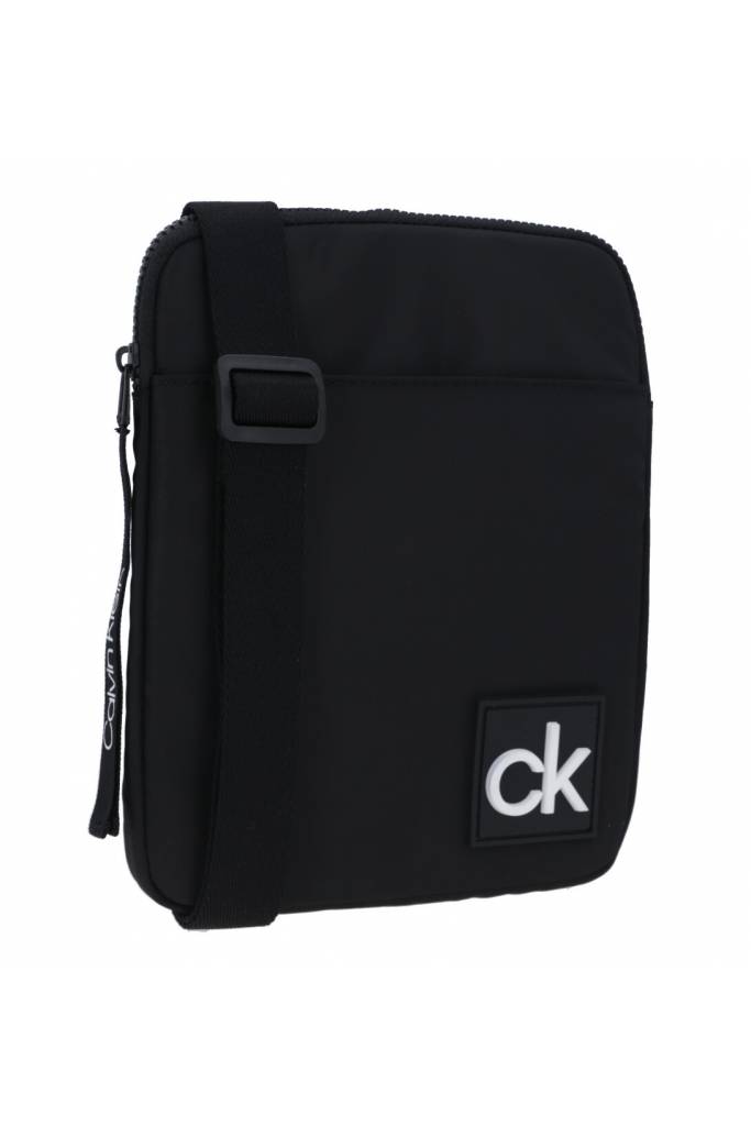 Detal stylizacja calvin klein saszetka K50K506015 Detal stylizacja calvin klein saszetka K50K506015