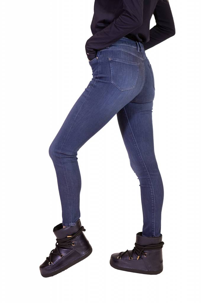 Detal stylizacja guess jeansy damskie 1981 W0YA65 D42J1 Detal stylizacja guess jeansy damskie 1981 W0YA65 D42J1