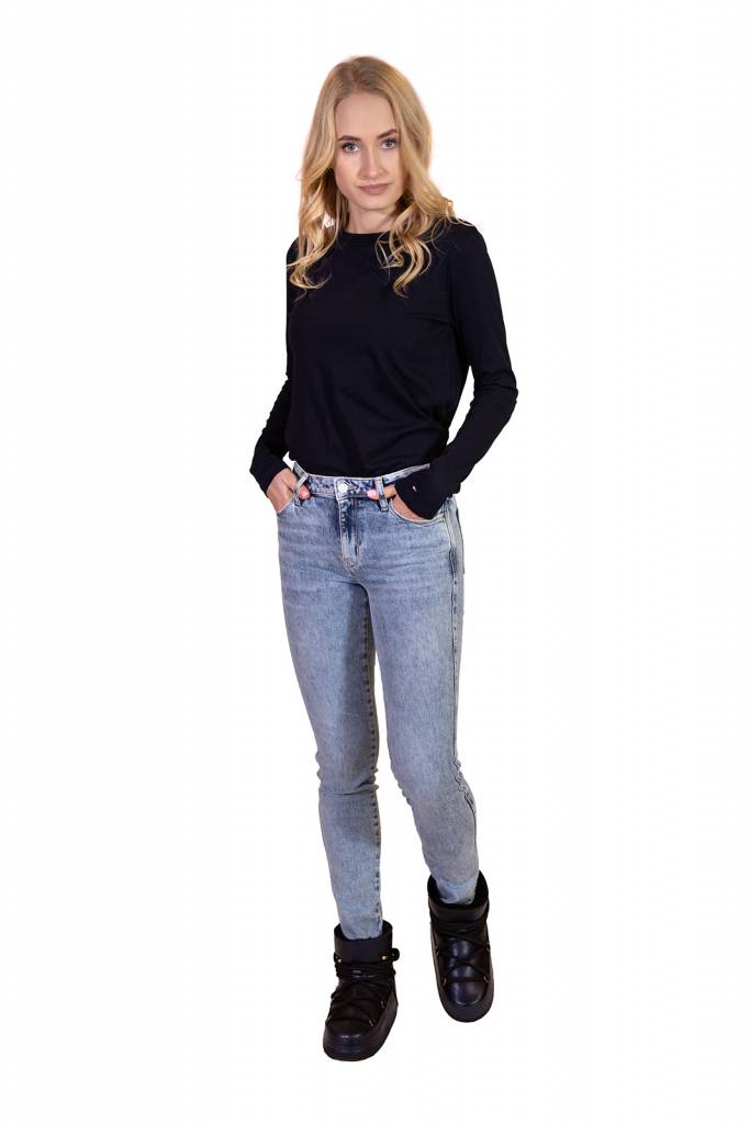 Przód guess jeansy damskie curve W0YAJ3 D42L1 Przód guess jeansy damskie curve W0YAJ3 D42L1