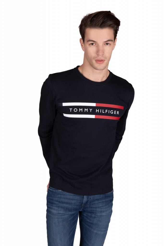 Detal stylizacja tommy hilfiger longsleeve corp chest striple tee MW0MW15338 Detal stylizacja tommy hilfiger longsleeve corp chest striple tee MW0MW15338
