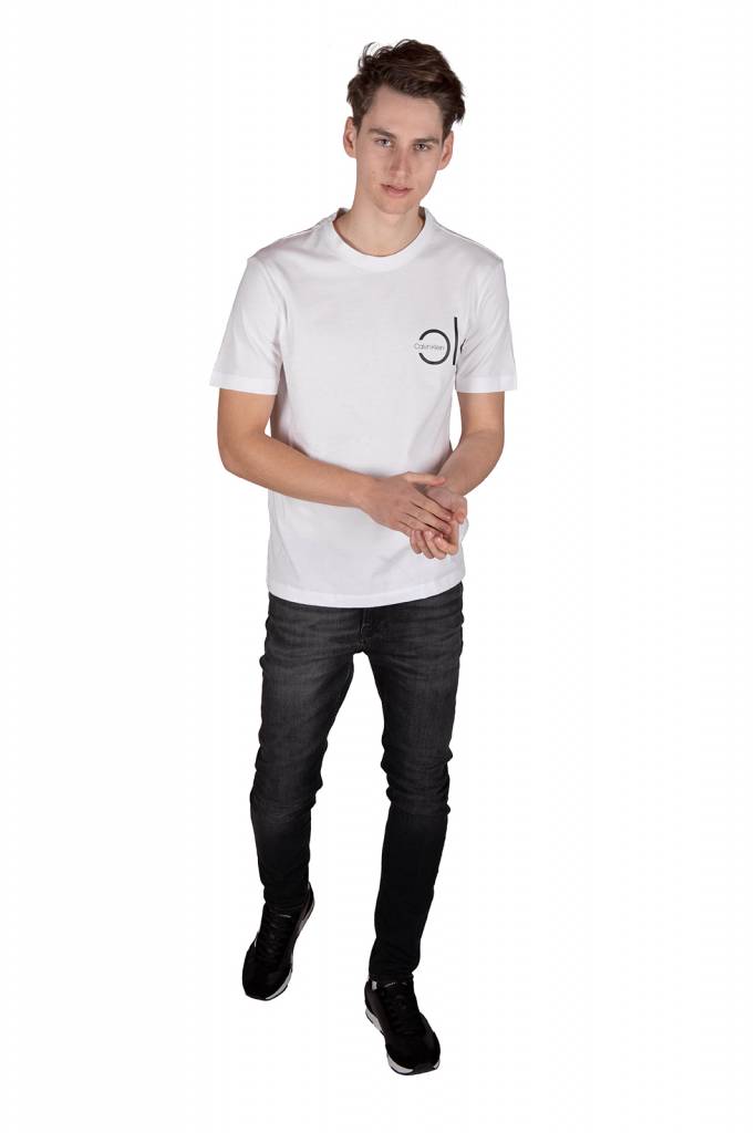 Detal stylizacja calvin klein t-shirt chest print K10K106365 Detal stylizacja calvin klein t-shirt chest print K10K106365