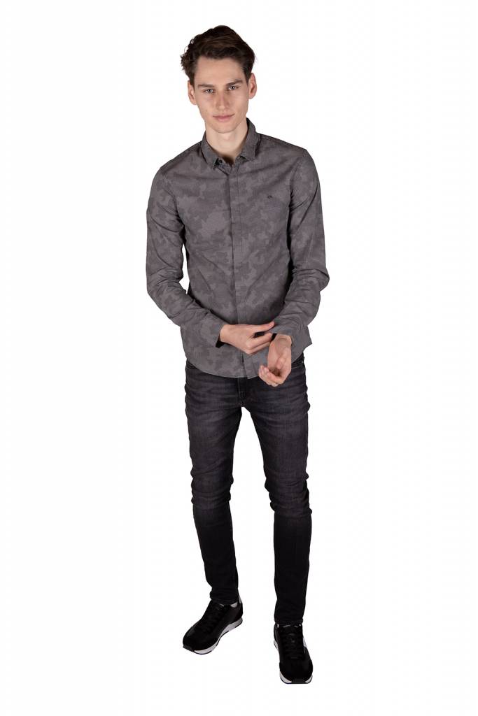 Detal stylizacja calvin klein koszula geo camo K10K106180 Detal stylizacja calvin klein koszula geo camo K10K106180