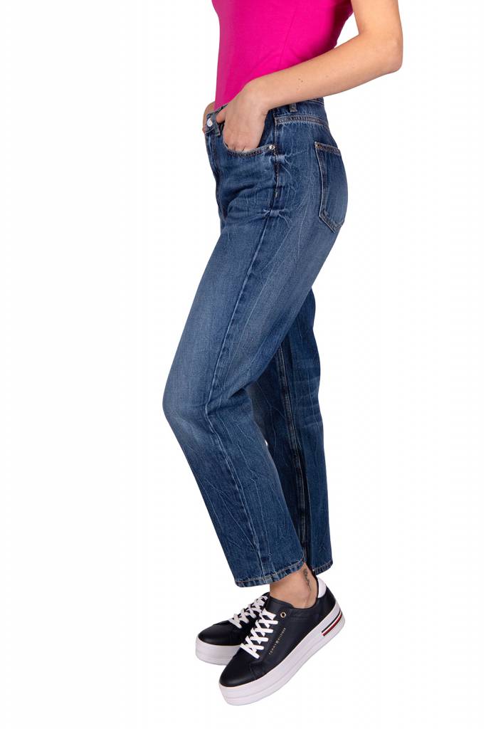 Przód guess jeansy mom damskie W0YA21 D3Y08