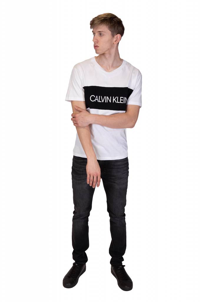 Detal stylizacja calvin klein swimwear t-shirt męski relaxed crew KM0KM00477 Detal stylizacja calvin klein swimwear t-shirt męski relaxed crew KM0KM00477